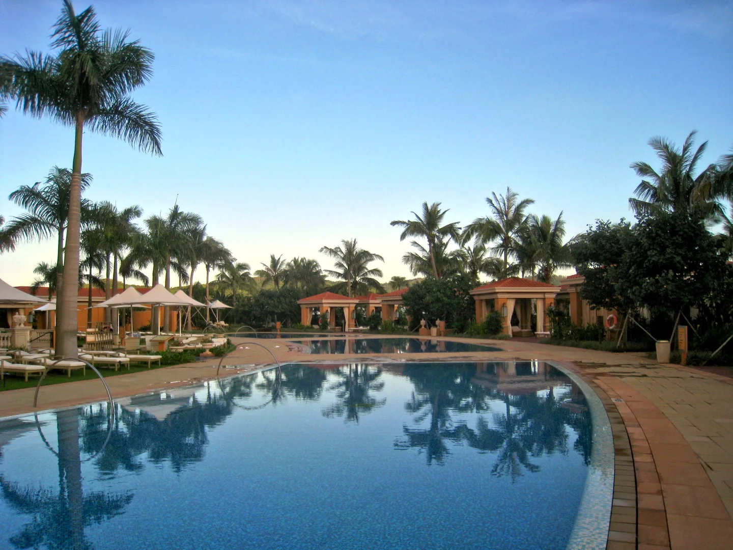 포시즌스 마카오 야외 수영장과 주변 야자수·선베드