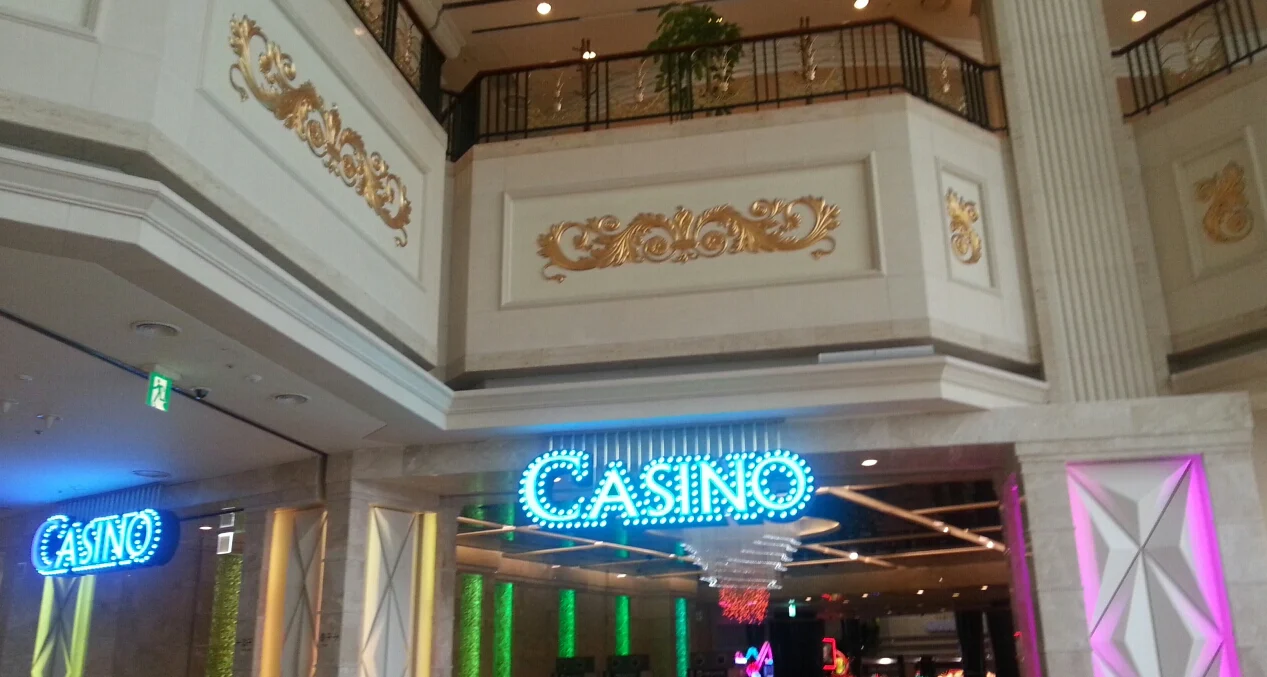 CASINO 표지와 실내 출입구가 보이는 강원랜드 카지노 입구, 2013년 촬영