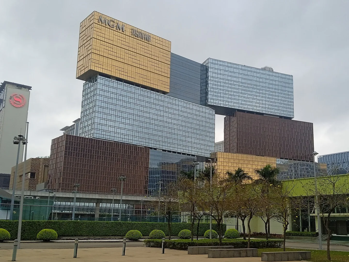 금색·은색·동색 블록이 층층이 쌓인 MGM 코타이 외관