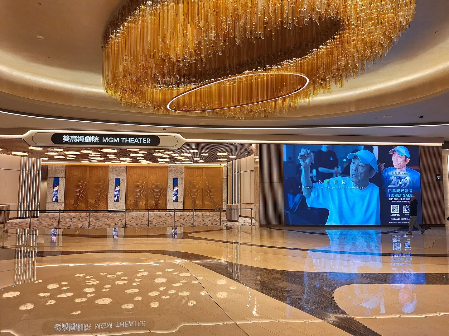 MGM 코타이 극장 입구와 마카오 2049 공연 안내 화면